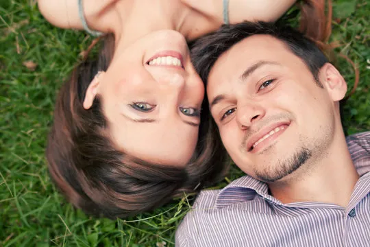 一位老先生在公园长椅上使用手机